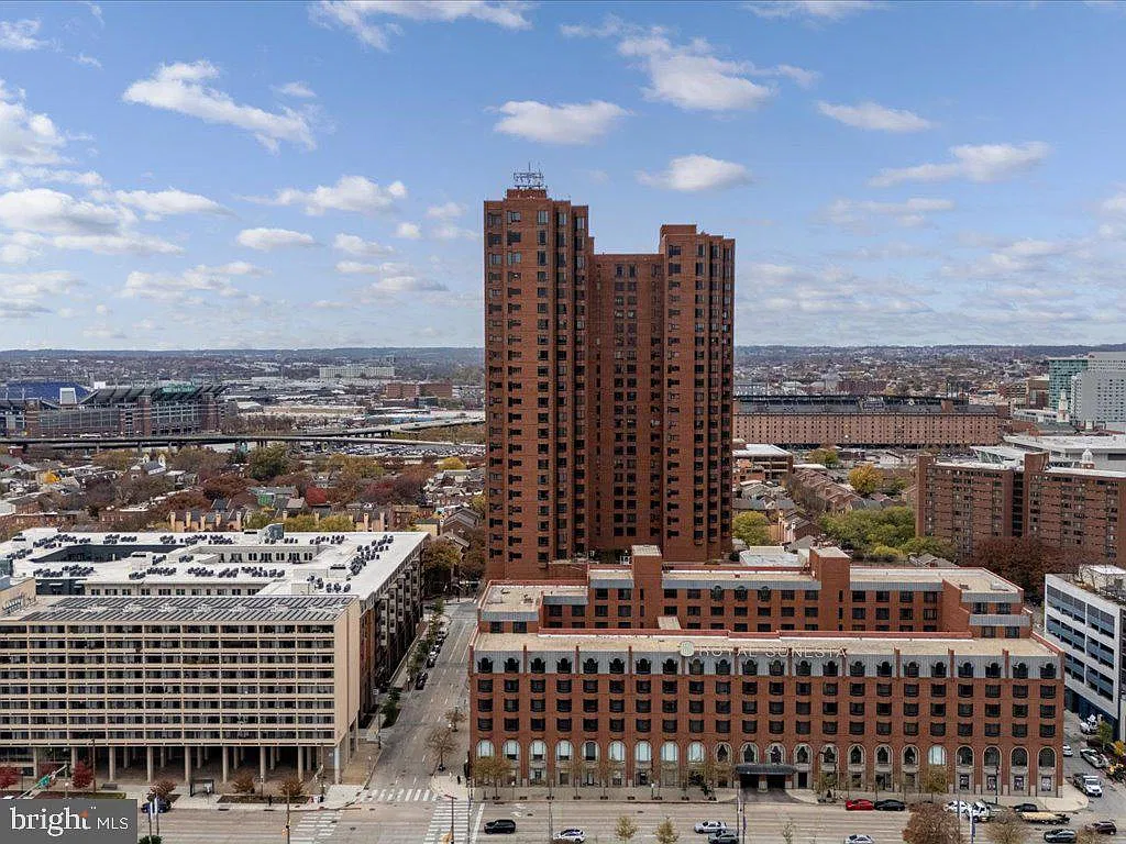 Harbor Court — Photo 2