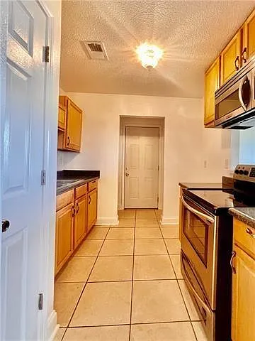 3 bed, 2.0 bath, 1090 sqft, $1,600 — Photo 2