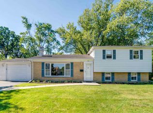 3841 Lindenwood Ln, Glenview, IL 60025