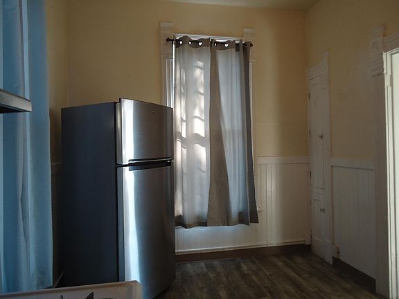 2nd image of 812 N Van Buren St
