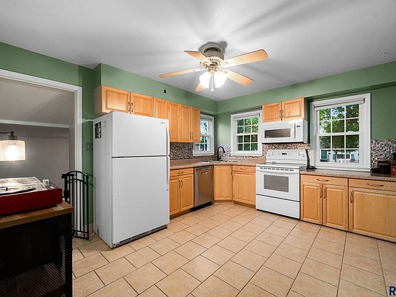 5th image of 112 E 41st St