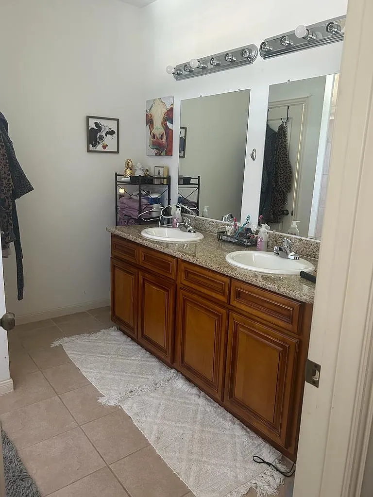 3 bed, 2.5 bath, 1833 sqft, $1,895 — Photo 2