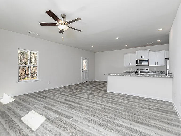 664 Mackenzie Cv — Photo 8