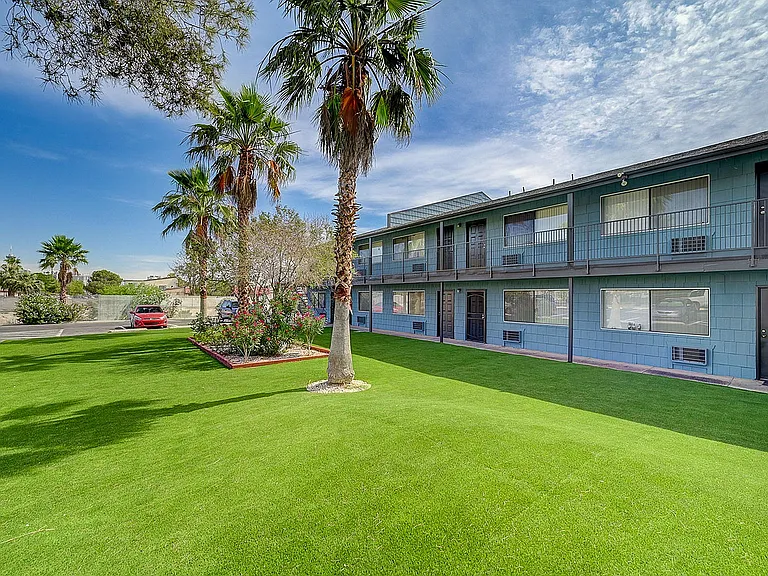 4050_Palos Verdes St-19