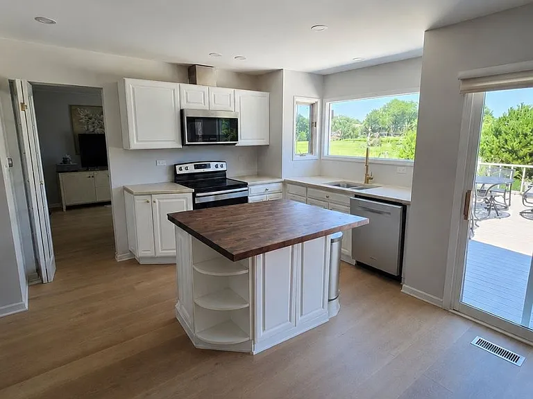 196 Grovenor Dr — Photo 5
