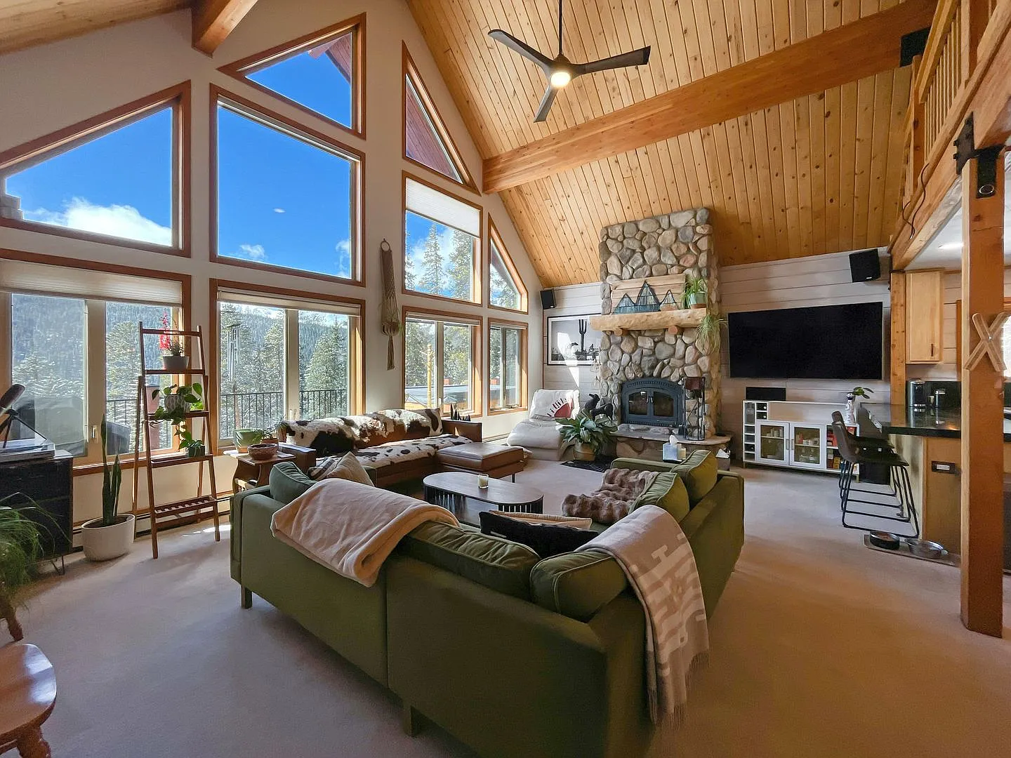 Luxury Home in the woods with unparalleled views! Garage! Pets Negotiable! Hot tub! — Photo 4