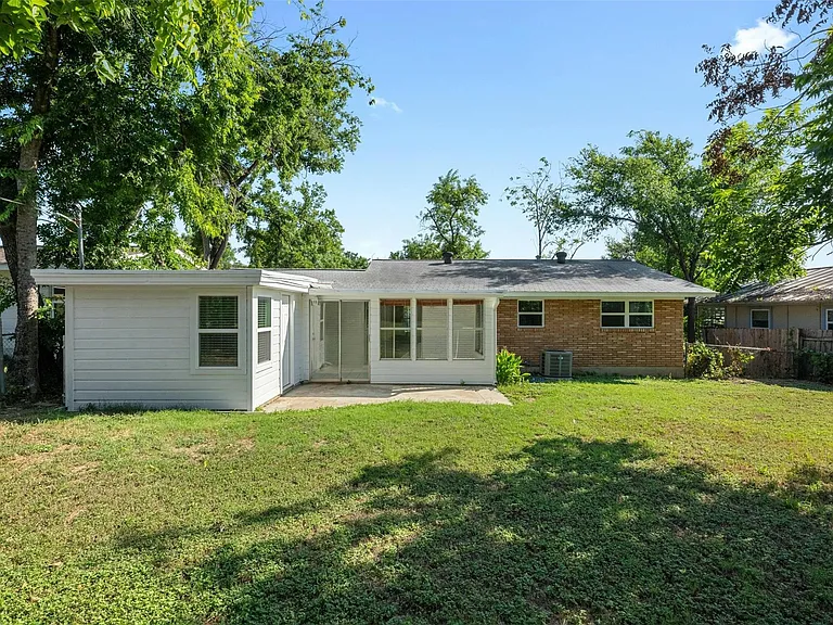 2409 Devonshire Dr — Photo 25