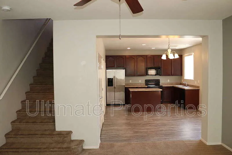 4 bed, 2.5 bath, 1902 sqft, $1,995 — Photo 3