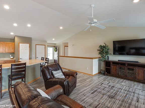 3rd image of 645 SE Wood Creek Dr