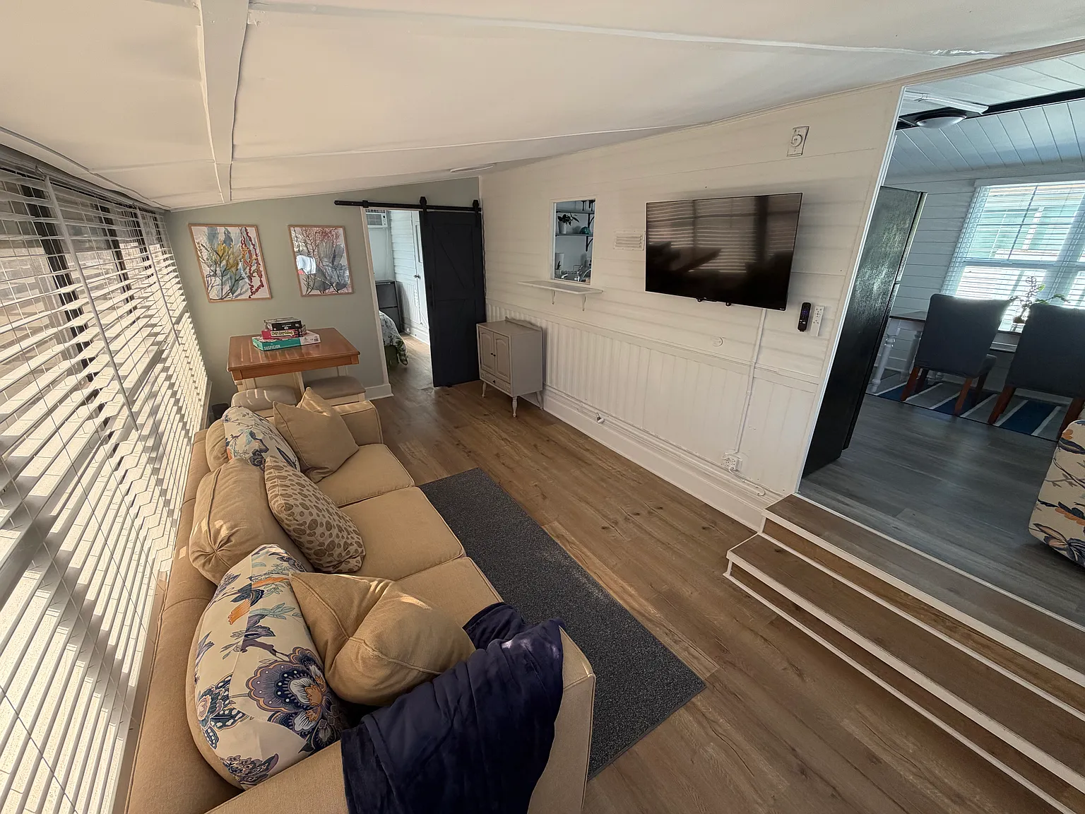 2 bed, 700 sqft, $2,080 — Photo 3