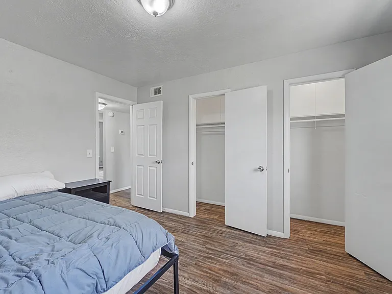 Charl Ann Apartments — Photo 14