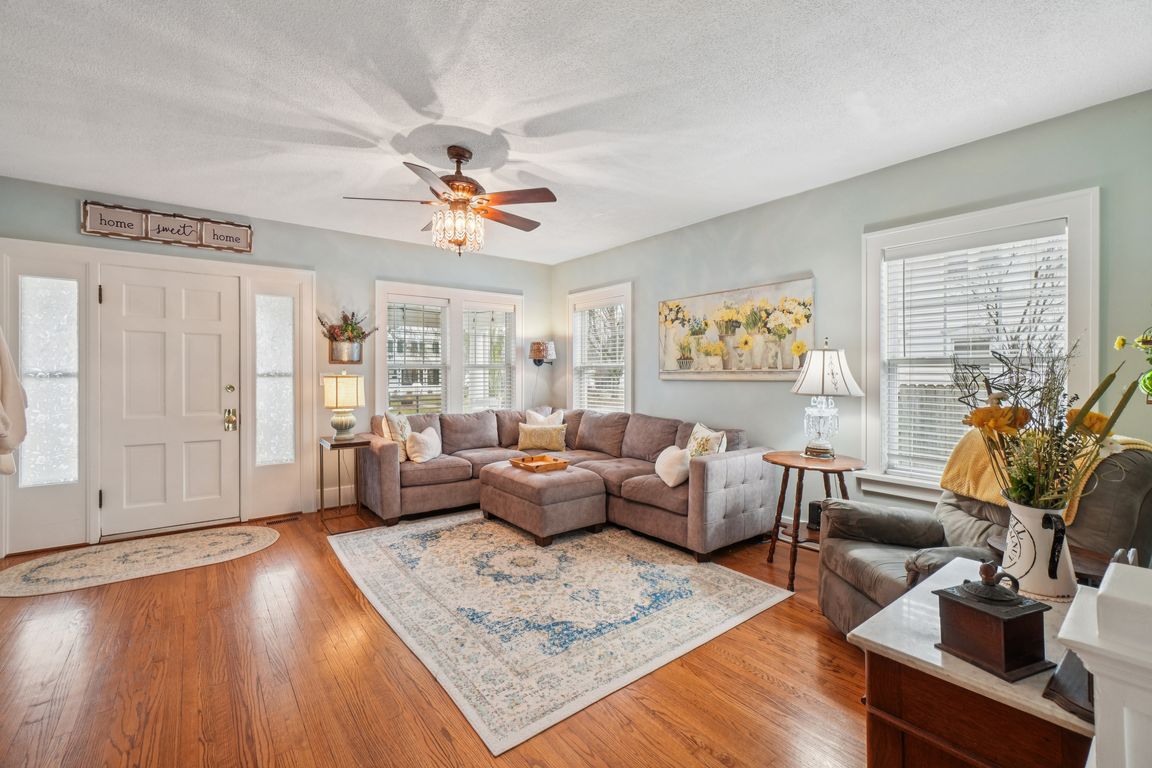 S Walnut St-S2002-004.jpg