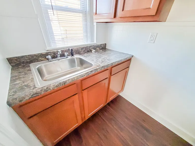238 W 8th St — Photo 5