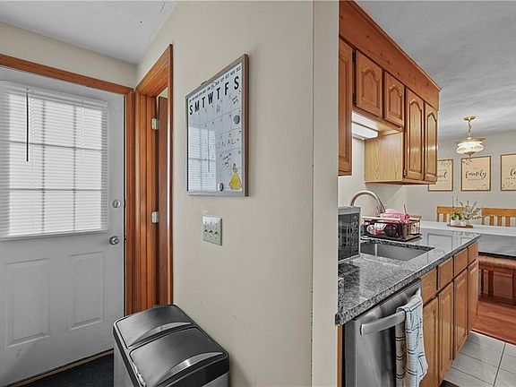 4th image of 918-920 Roger Williams Ave E