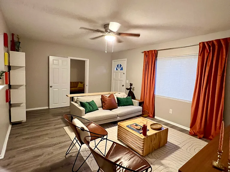 204 Melody Ln — Photo 2