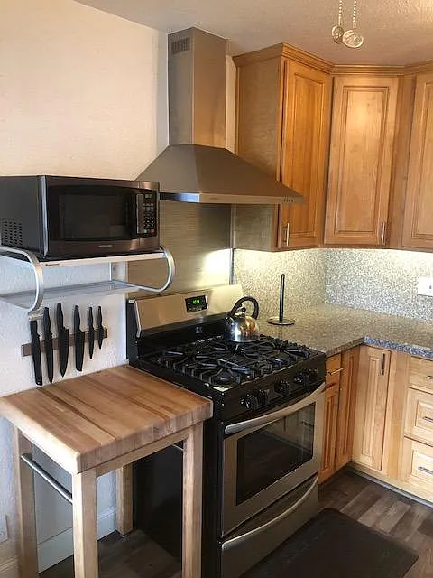 2 bed, 900 sqft, $2,655 — Photo 2