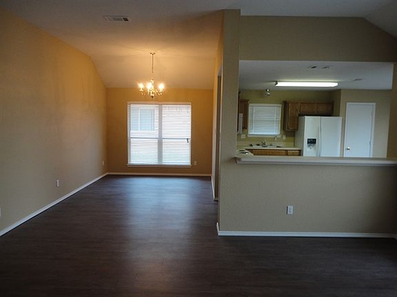 4th image of 218 Chesterfield Cir