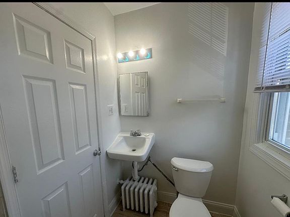 5th image of 1025 17th St NE