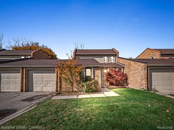 2910 Moon Lake Dr, West Bloomfield, MI 48323