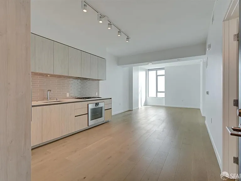 1000 3rd St #916 — Photo 2