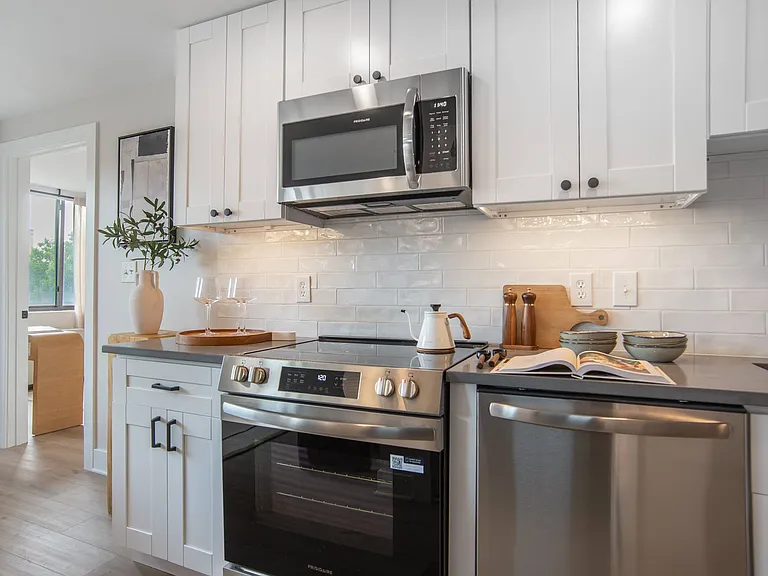 Connecticut House Apartments — Photo 33
