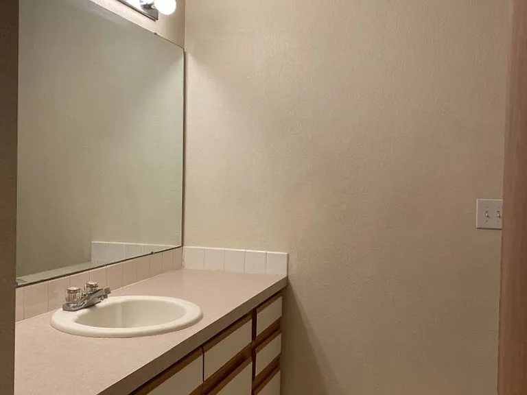 610 S Whitcomb St #B — Photo 23