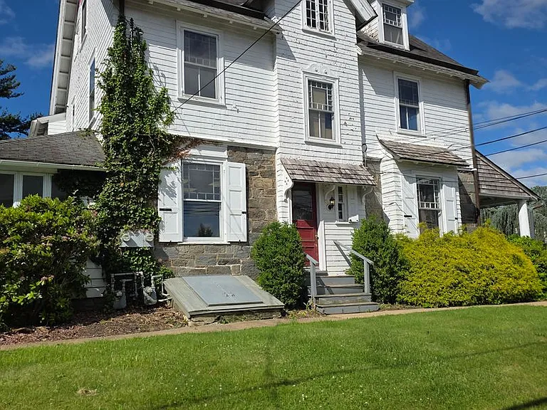 1858 Guernsey Ave — Photo 2