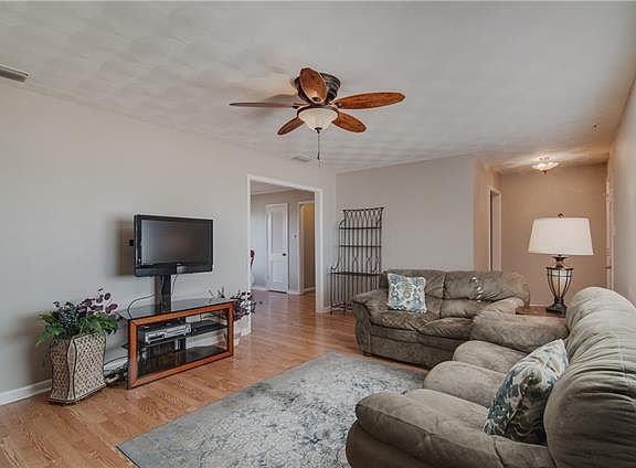 3rd image of 304 W Kaufman St