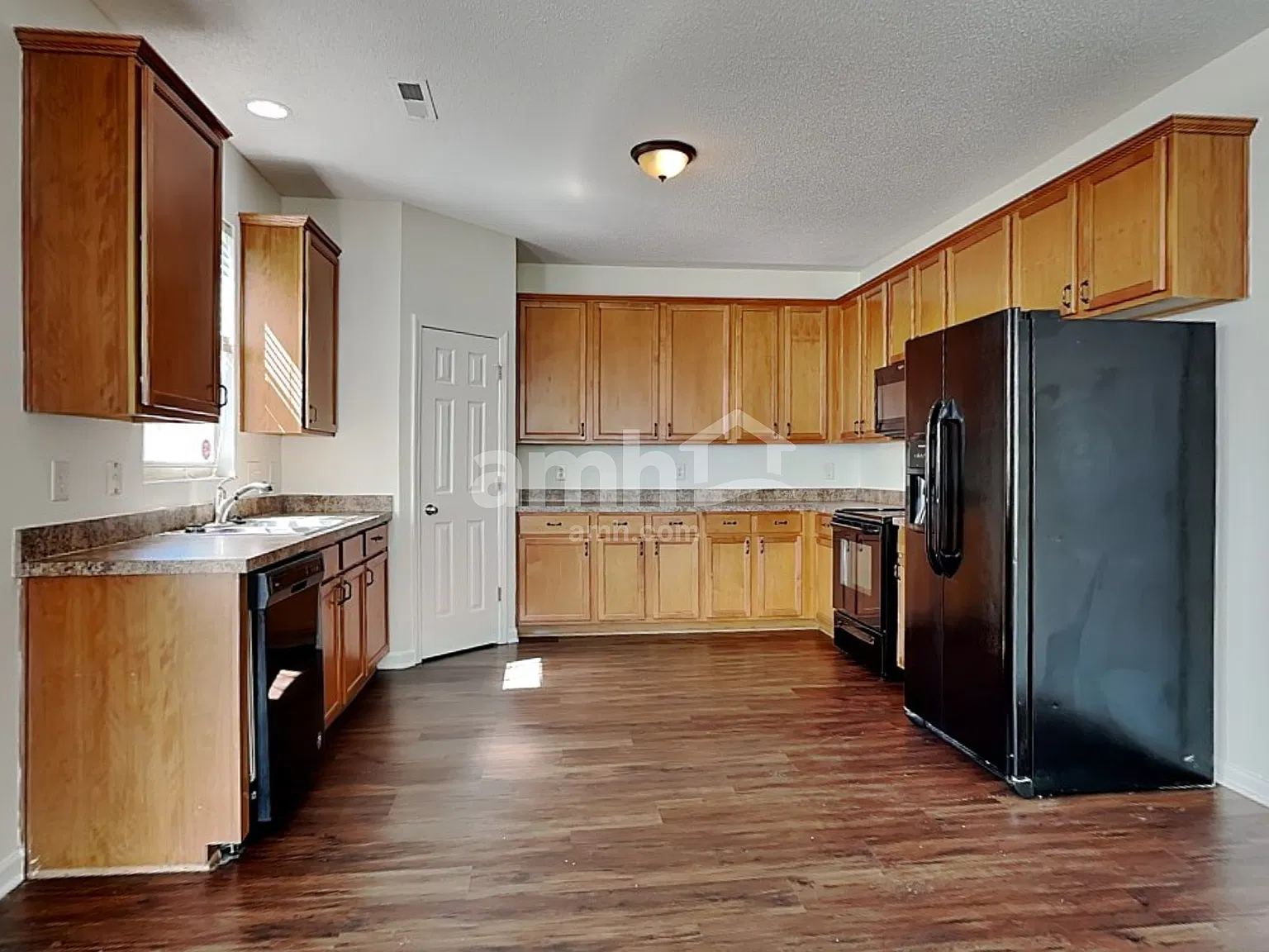4 bed, 2.5 bath, 2516 sqft, $2,270 — Photo 3