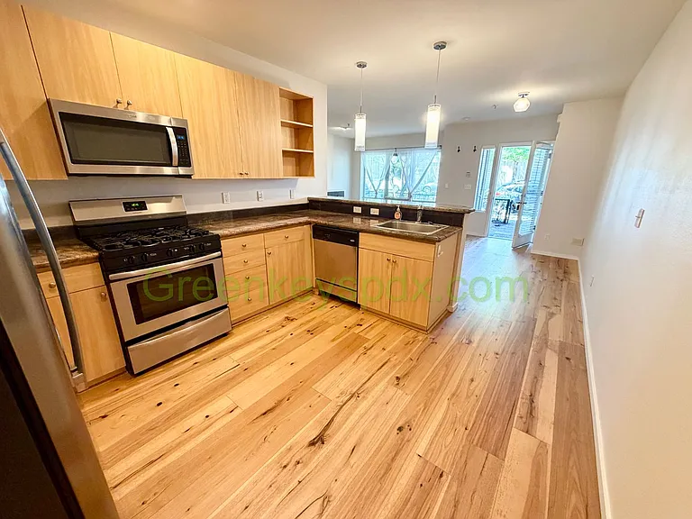 7550 N Burlington Ave — Photo 3