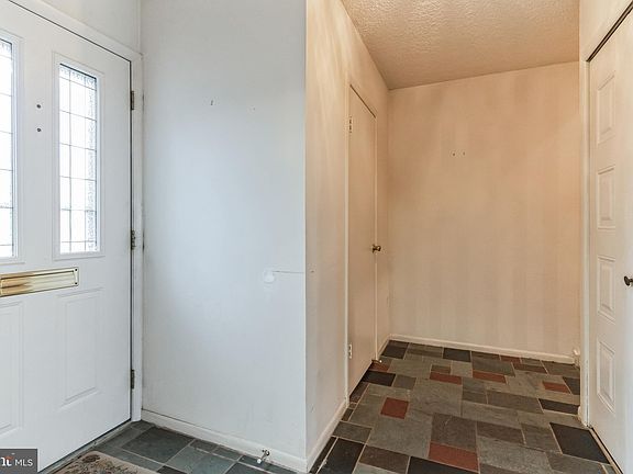 3rd image of 28 Twin Brooks Dr