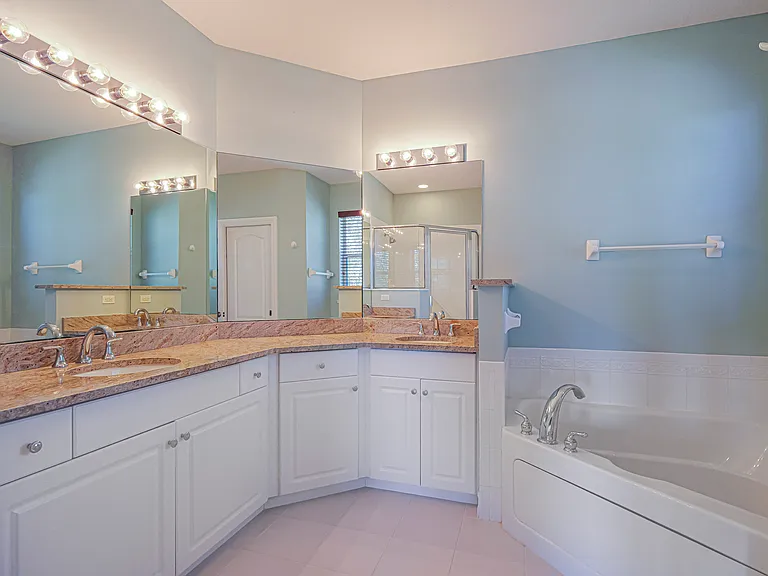 1965 Bridgepointe Cir #84 — Photo 17