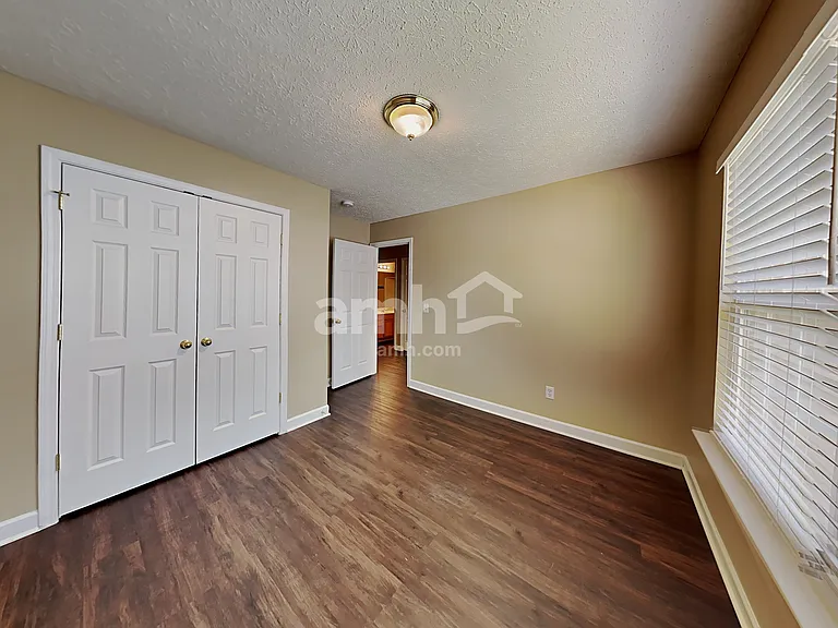 8028 Meadowview Ln — Photo 16