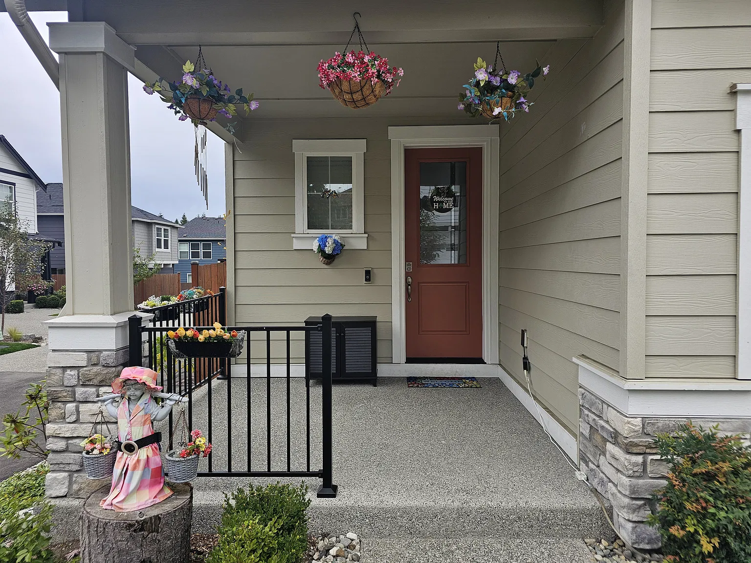 5 bed, 2.5 bath, 2335 sqft, $4,500 — Photo 2