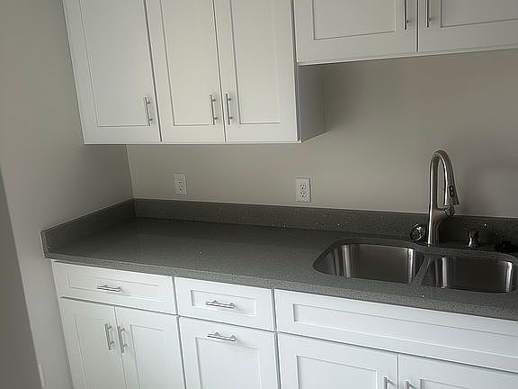 4th image of 2150 Sunview Dr