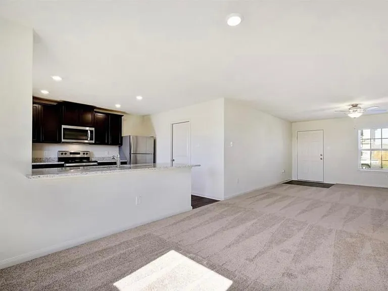 313 Riverdale Dr — Photo 4