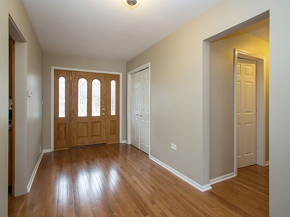 3rd image of 22W075 Woodview Dr