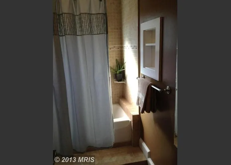 Upstairs Full Bathroom