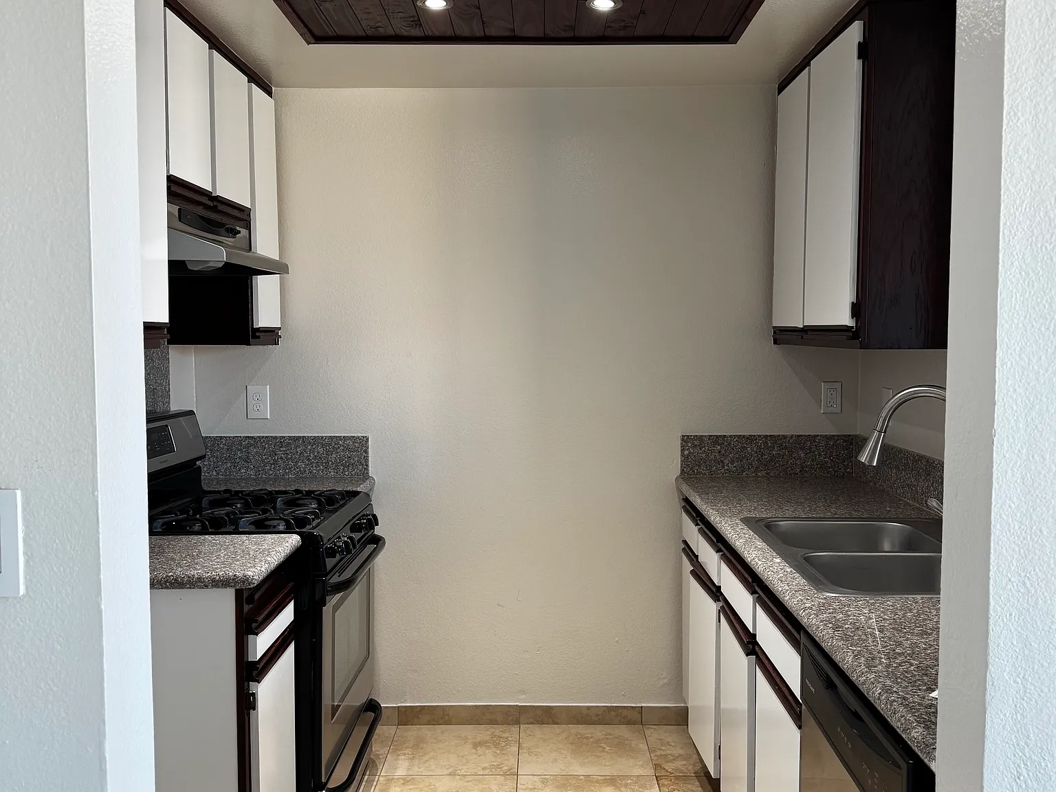 945 N Serrano — Photo 4