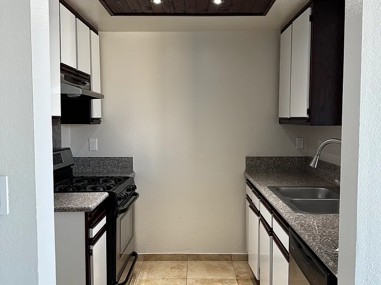 945 N Serrano — Photo 4