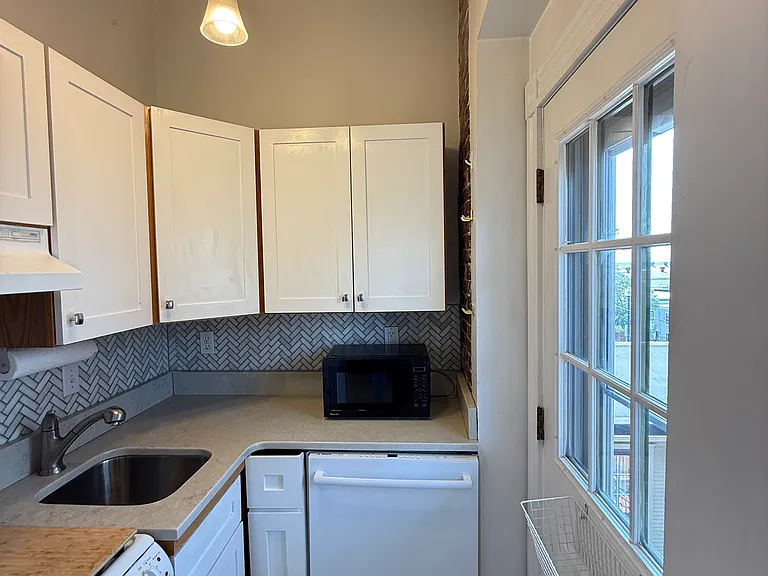 187 Webster St #2 — Photo 12
