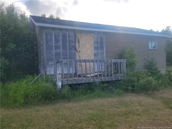 20 Pokesudie Rd, Caraquet, NB E1W 5T5
