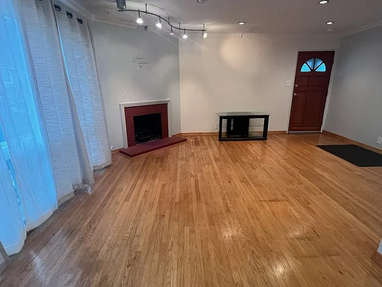 240 Catalina Ave — Photo 2