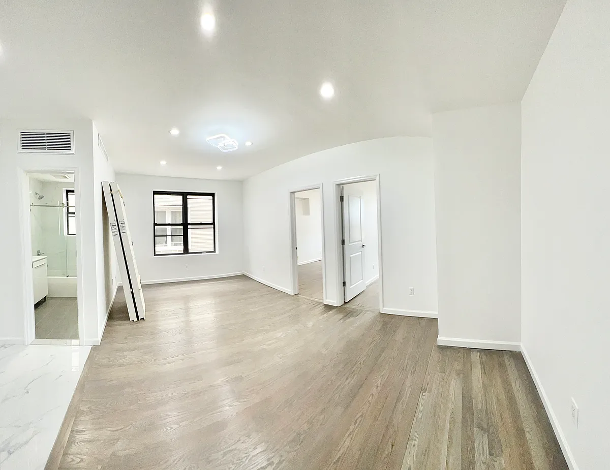 Building Photo - 2229 E 7th St #3