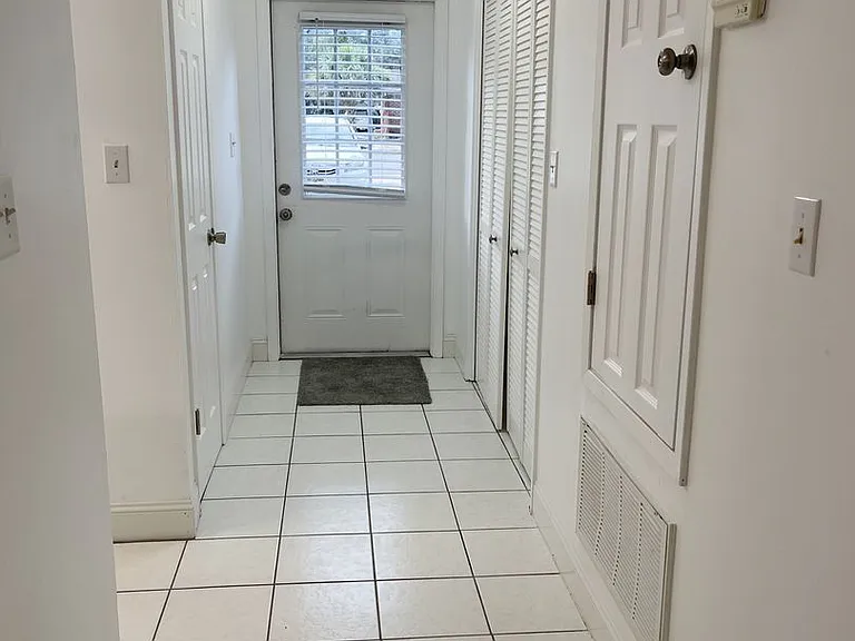 308 Woodrow St E #F — Photo 7