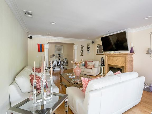 4th image of 635 E Elmwood Ave Unit 101