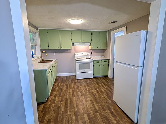 3rd image of 435 Booth St
