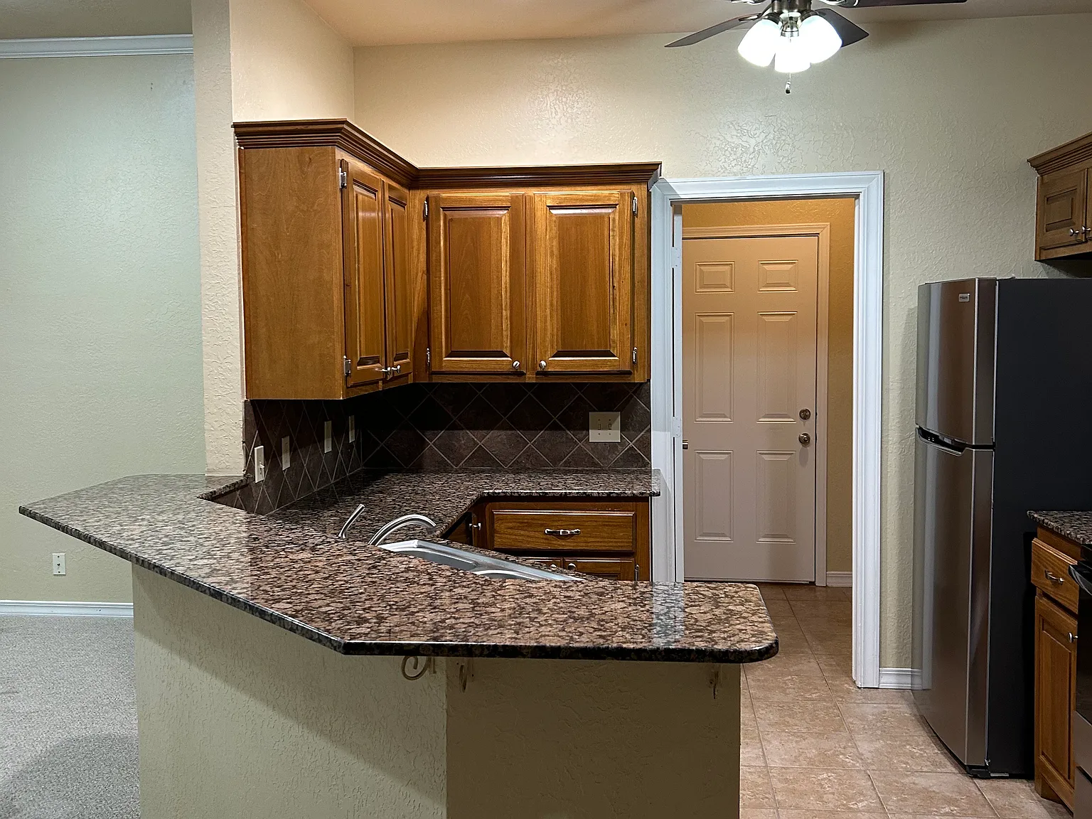3 bed, 1600 sqft, $1,600 — Photo 2
