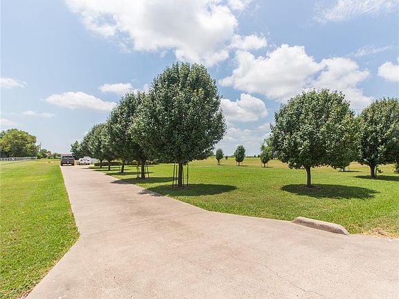 4th image of 824 Meadow Lark Ln