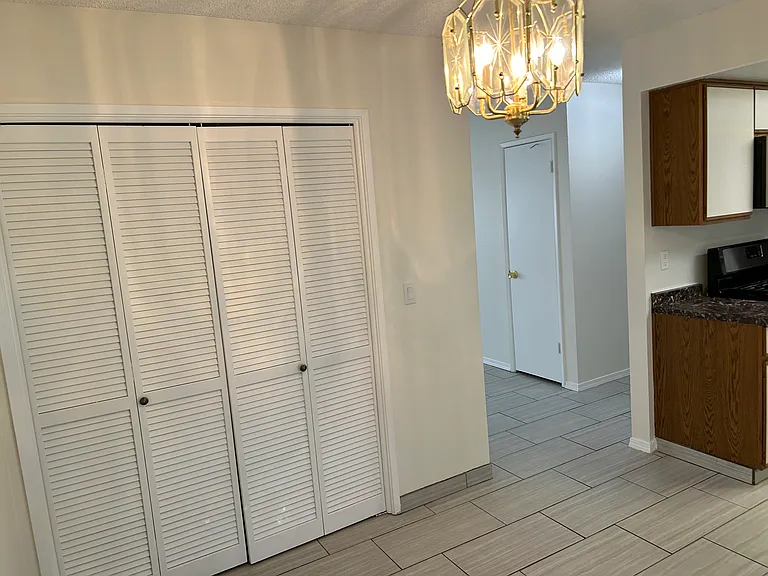 724 N Florence St #D — Photo 12